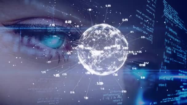 データ接続と書かれたコードが画面を横切って移動デジタル地球儀を見て青い目をした女性のデジタル合成 — ストック動画