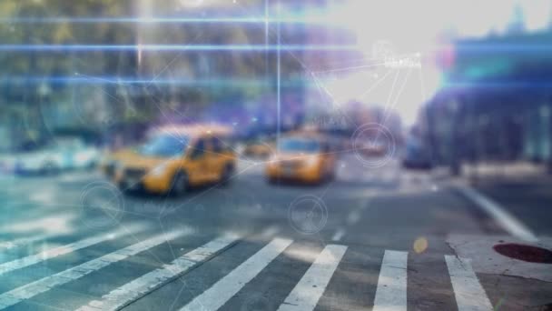 アニメーション 背景に大きな光でデータ接続が大都市で黄色のタクシー — ストック動画