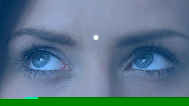 Globe numérique composite numérique apparaissant à l'écran, filant et montrant un réseau de connexions contre une jolie jeune femme aux yeux bleus regardant autour de lui en arrière-plan 