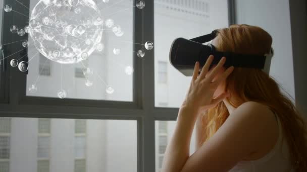 Τζίντζερ Γυναίκα Χρησιμοποιεί Γυαλιά Και Βλέπει Digital Globe Συνδεδεμένοι Στο — Αρχείο Βίντεο