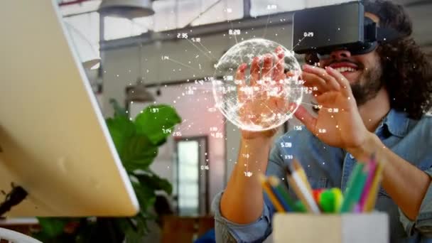 Ψηφιακός Σύνθετος Άνθρωπος Στο Γραφείο Χρήση Εικονικής Πραγματικότητας Και Κάνοντας — Αρχείο Βίντεο