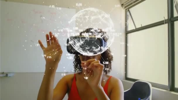 女性在办公室使用 手势动画地球的数字组合 — 图库视频影像