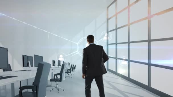 ビジネスマンのオフィスでホログラムを示す画面に触れてのアニメーションの後姿 — ストック動画