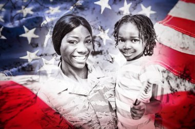 Tam kare Park'ta mutlu anne taşıma oğul portresi karşı Amerikan bayrağı