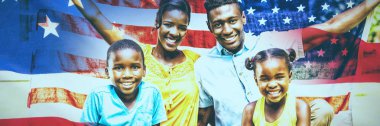 Mutlu aile Amerikan bayrağı tutarak karşı Amerikan bayrağı Close-up