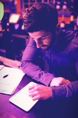 Dijital tablet tezgahta kullanma barmen çubuk