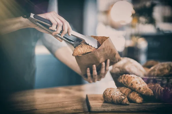 Serveuse Emballant Des Croissants Dans Sac Papier Café Gros Plan — Photo