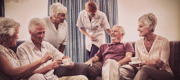 Seniorer Interagerar Med Sjuksköterska Pension House — Stockfoto