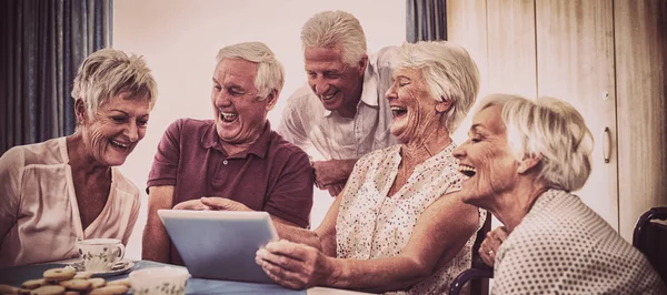 Grupo Personas Mayores Utilizando Tableta Digital Casa — Foto de Stock