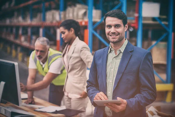 Retrato Del Gerente Utilizando Mesa Digital Oficina Del Almacén — Foto de Stock