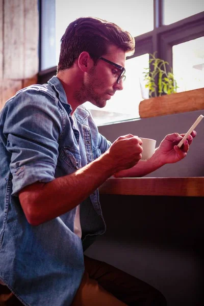Man Met Behulp Van Een Smartphone Het Café — Stockfoto