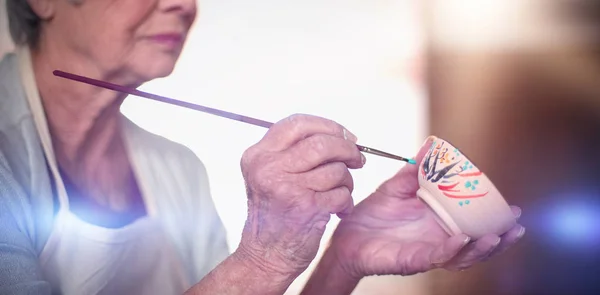 Gros Plan Peinture Potier Féminin Sur Bol Dans Atelier Poterie — Photo