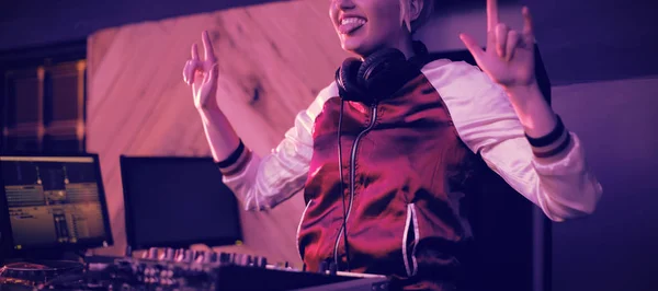 Çok Kadın Müzik Oynarken Eğleniyor Çubuk — Stok fotoğraf