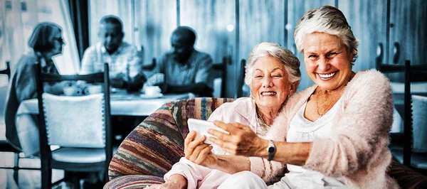 Porträtt Leende Senior Kvinna Tar Selfie Med Vän Genom Mobiltelefon — Stockfoto