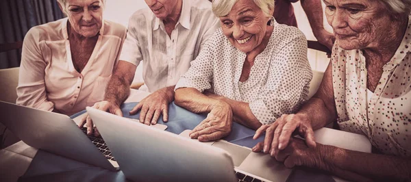 Группа Пожилых Людей Использующих Ноутбук Доме — стоковое фото