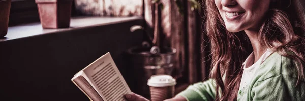 Chica Atractiva Posando Con Libro Cafetería — Foto de Stock