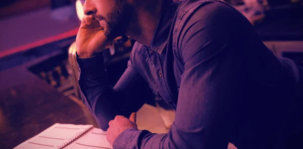 Barista Che Parla Sul Cellulare Bancone Del Bar — Foto Stock