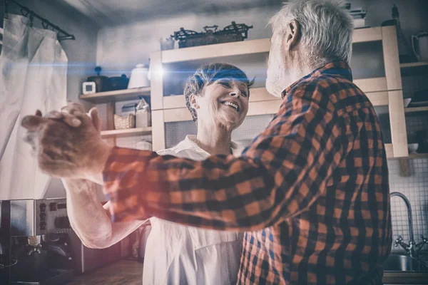 Casal Sênior Romântico Dançando Juntos Cozinha — Fotografia de Stock