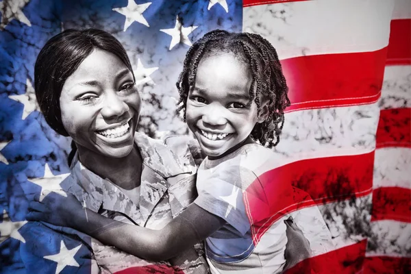 Gros Plan Drapeau Américain Contre Une Famille Heureuse Posant Ensemble — Photo