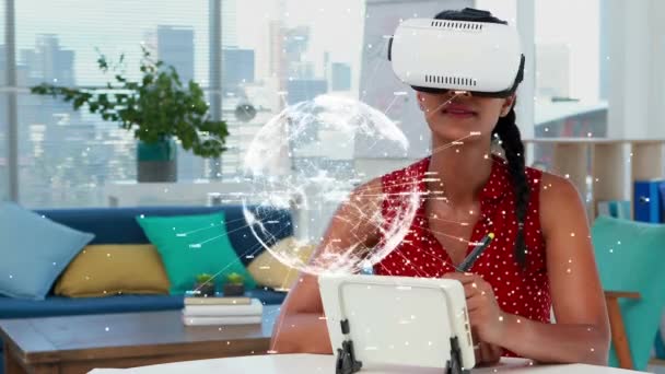 家にガラスの仮想現実を発見する若い女性の側面図 — ストック動画