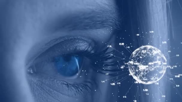 彼女の目を開くと デジタル地球儀を見て ブルーの目をした女性のデジタル合成 — ストック動画