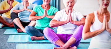 Yoga yaşlılar ile spor sınıf sırasında performans eğitmen