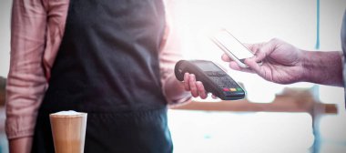 Bir kafede Nfc teknolojisi üzerinden ödeme yapma adam orta bölüm