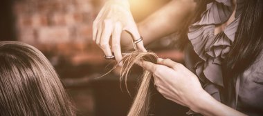 Erkek bir salon de kesilmiş saçları Başlarken