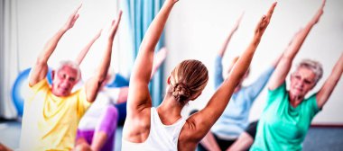 Yaşlılar ile Yoga yoga sınıf sırasında performans eğitmen