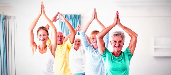 Instruktör Utför Yoga Med Seniorer Sport Klass — Stockfoto