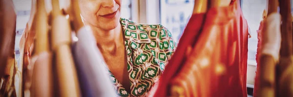 Mujer Seleccionando Una Prenda Mientras Compra Ropa Una Tienda — Foto de Stock