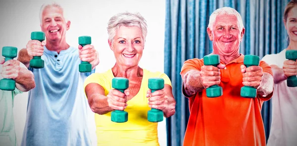 Portret Van Senioren Oefenen Met Gewichten Tijdens Sport Klasse — Stockfoto