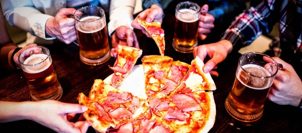 Hoge Hoekmening Van Vrienden Met Bierpul Pizza Tafel Staaf — Stockfoto