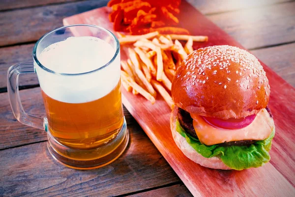 Szklanka Piwa Hamburger Frytki Drewnianym Stole Zbliżenie — Zdjęcie stockowe