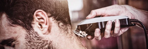 Άνθρωπος Πάρει Μαλλιά Κομμένα Στο Σαλόνι Μαλλιά — Φωτογραφία Αρχείου