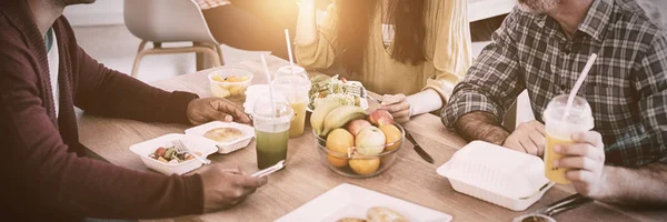 Équipe Créative Affaires Discutant Tout Prenant Repas Bureau — Photo