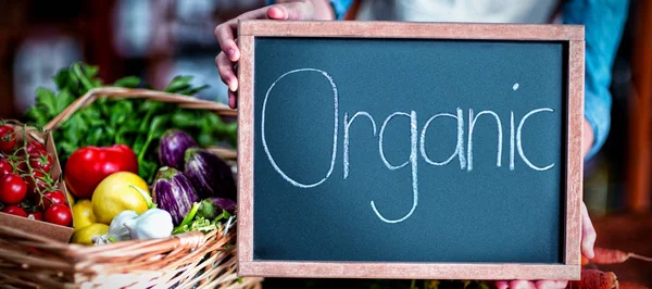 Female Staff Holding Organic Sign Board Supermarket — Stock Photo, Image