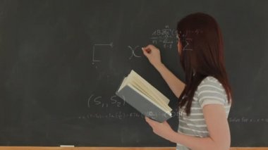 Bir kadının bir sınıf matematik ön plan ile bir gemide yazma dijital animasyon