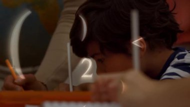 Genç çocuğun sınıf animasyon matematiksel simge ve sayõ ile ön plan üzerinde yazma dijital bileşik