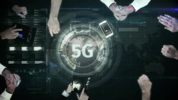 以5G 按钮为中心的数字表周围的商务人士的数字动画 — 图库视频影像