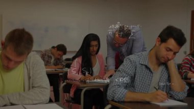 Ön plan üzerinde hesaplamalar ile sınıfta bir öğrenci için bir şeyler açıklamaya öğretmen dijital bileşik