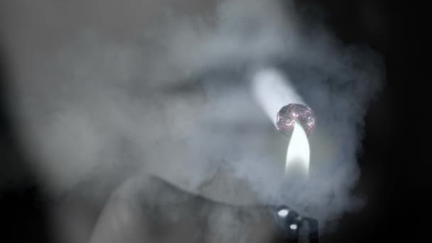 Tampilan Close Dari Tangan Putih Pencahayaan Rokok Dengan Efek Asap — Stok Video