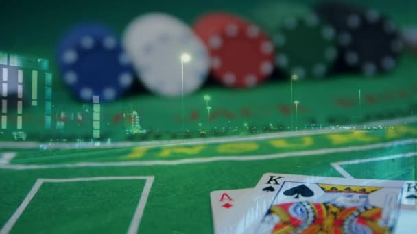 Composto Digital Tabela Casino Com Microplaquetas Cartões Contra Estrada Com — Vídeo de Stock