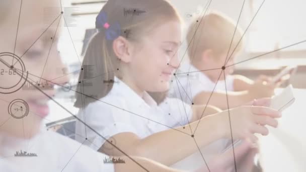 Vue latérale des élèves de bonheur travaillant sur des tablettes numériques à l'école avec un diagramme au premier plan 