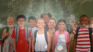 Nerede mektup ön ışık yansıma etkisi ile yazılır gülümseyen ve başparmak bir karatahta önünde yükselterek sınıfta çok etnik gruptan oluşan öğrencilerin Önden Görünüm 