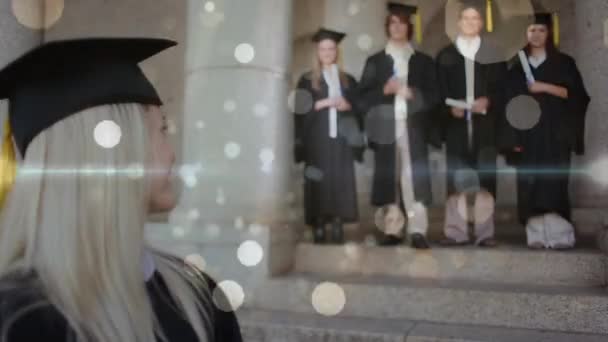 모자와 그녀를 학생의 디지털 졸업장을 — 비디오