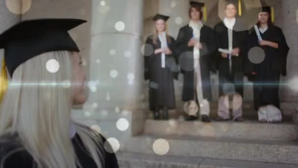 Porträt Einer Hübschen Universitätsstudentin Mütze Und Kleid Die Lächelt Und — Stockvideo