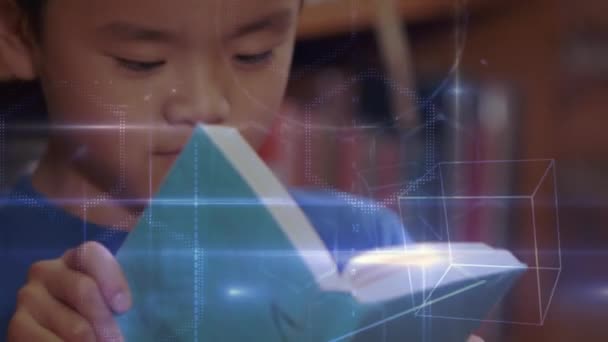 ライブラリ数学図形と方程式が画面上で移動をスローモーションで本を読んでのかわいいアジアの子のデジタル合成 — ストック動画