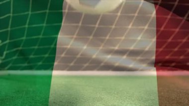 Ön plan üzerinde sallayarak bir İtalyan bayrağı ile hedefi önünde sıçrayan futbol dijital bileşik