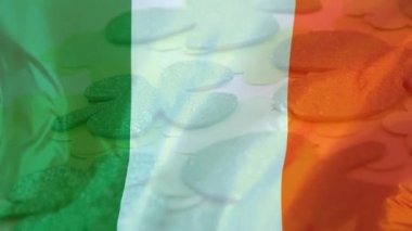 Yoncaları arka planda ile St Patrick's Day için yüzen bir İrlanda bayrağı dijital bileşik